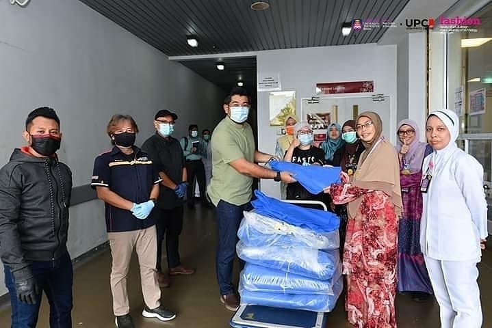 COVID-19: Penyerahan Sumbangan PPE Kepada Hospital Shah ...