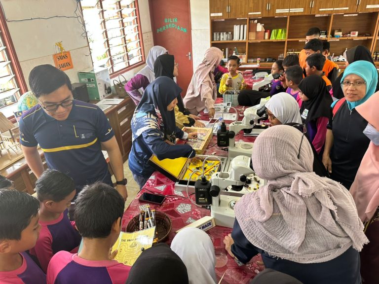 Penyelidik UiTM Sertai Pameran Karnival STEMLISH di Sekolah Rendah Kebangsaan Seri Mendapat, Jasin, Melaka