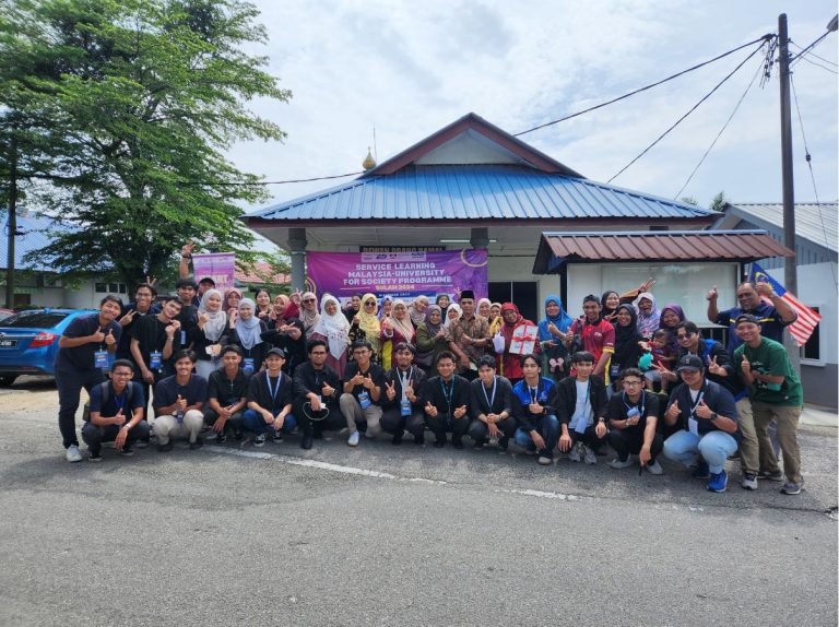 Literasi Digital “Smart Business”: Mahasiswa UiTM Perkasa Usahawan Kampung Budiman Dengan Ilmu Pasaran Digital